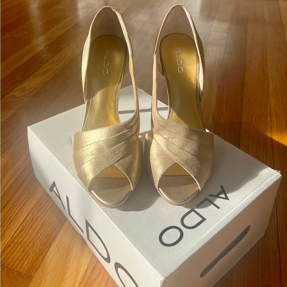 Brand New- Gold metallic Aldo heels size 9